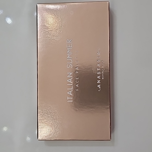 Trio of bronzer highlighter and blush - Picture 1 of 5